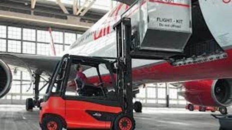 forklift di bandara: